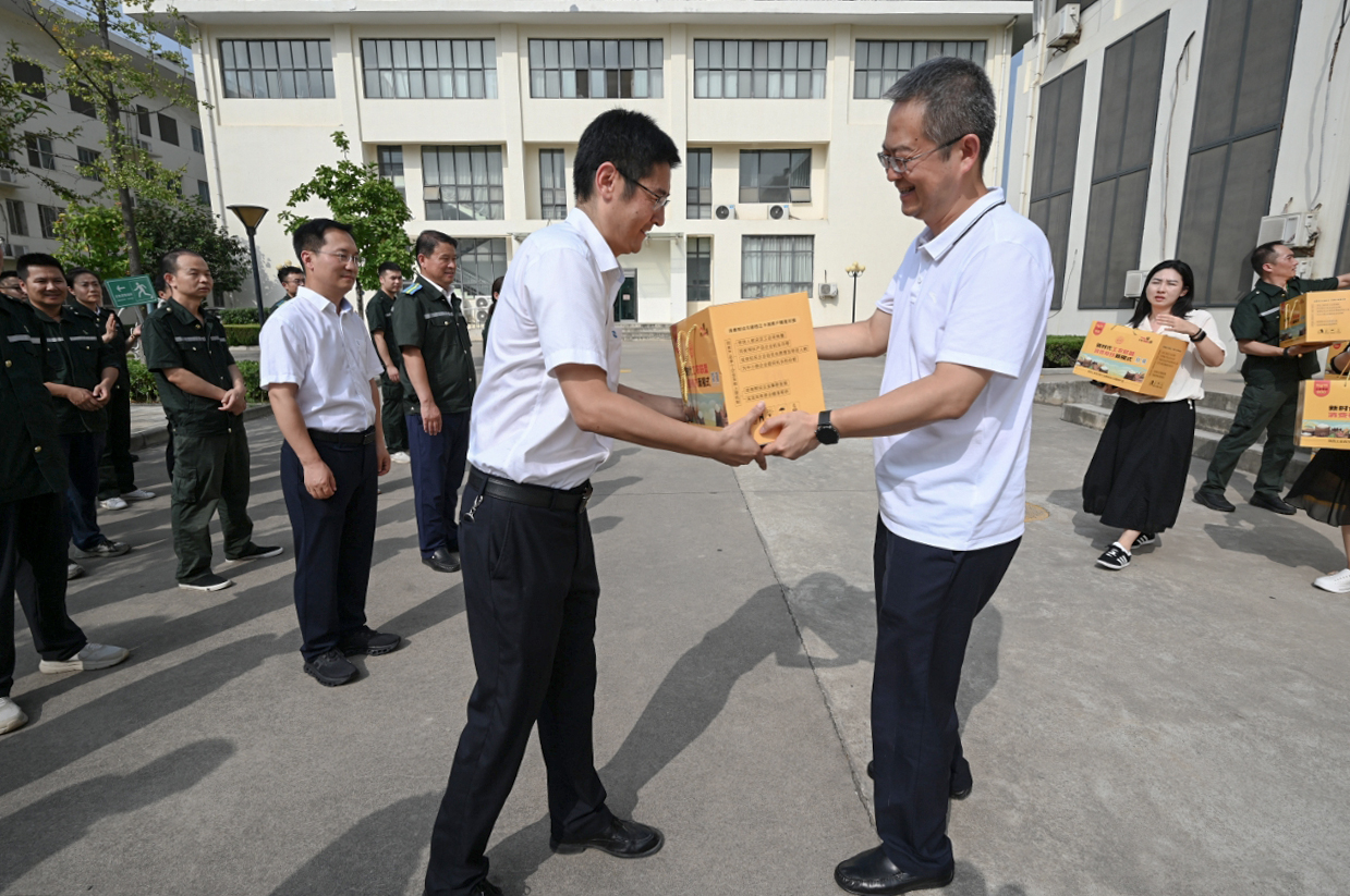 8月8日，陕西水务发展集团党委副书记、工会主席董鹏带队深入引汉济渭岭北工区开展“送清凉”慰问活动.jpg